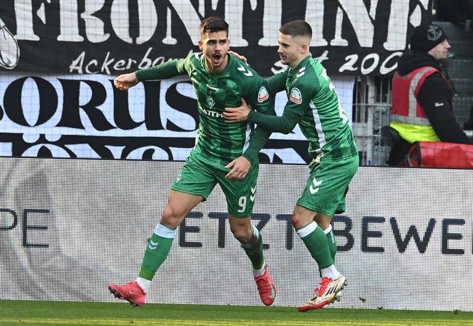 Archivo - 15 March 2025, Bremen: Werder's Romano Schmid celebrates scoring his side's second goal with teammate Andre Silva during the German Bundesliga soccer match between Werder Bremen and Borussia Moenchengladbach at the Weserstadion. Photo: Carmen Ja