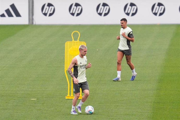 El atacante argentino Franco Mastantuono,en un entrenamiento con el Real Madrid en Valdebebas.