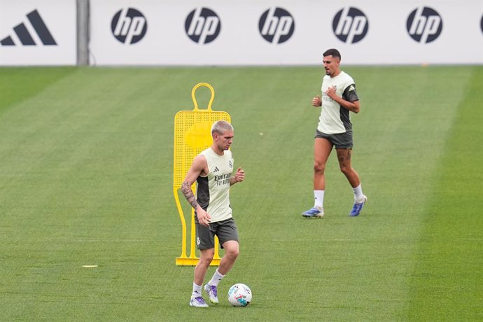 Franco Mastantuono of Real Madrid warms up during the training day of Real Madrid ahead the Spanish League, LaLiga EA Sports, football match against CA Osasuna at Ciudad Deportiva Real Madrid on August 18, 2025, in Valdebebas, Madrid, Spain.