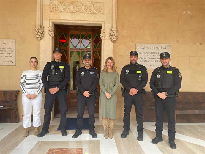 Archivo - La alcaldesa de Andratx, Estefanía Gonzalvo, junto a varios agentes de la Policía Local. 