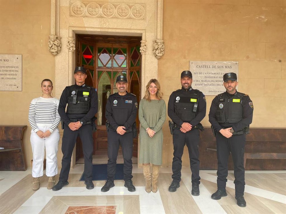 Archivo - La alcaldesa de Andratx, Estefanía Gonzalvo, junto a varios agentes de la Policía Local.