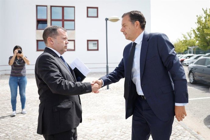 O primeiro-ministro de Portugal, Luís Montenegro, visita o centro de comando da Proteção Civil