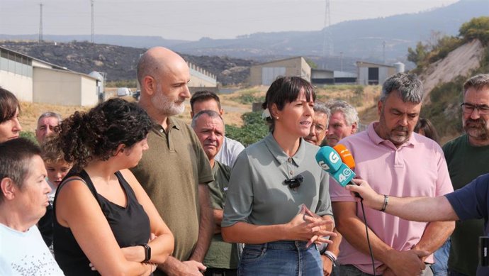 La portavoz nacional del BNG, Ana Pontón, visita las zonas afectadas por los incendios en A Mezquita, Ourense.