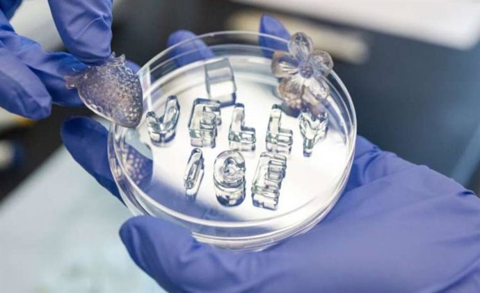 O gelo em gel é um material de resfriamento reutilizável e compostável que não derrete como o gelo normal.
