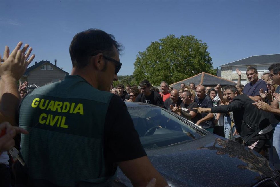 Vecinos protestan durante el pase a disposición judicial del detenido, en los juzgados de Pobra de Trives, a 18 de agosto de 2025, en Pobra de Trives, Ourense, Galicia (España).