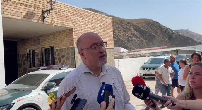 El portavoz adjunto de Vox en el Parlamento andaluz, Ricardo López, atiende a los medios ante la iglesia de la pedanía de El Pozuelo (Granada).