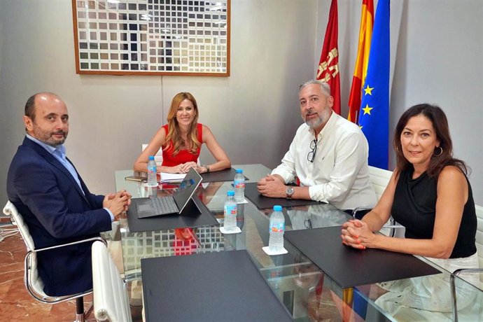 La consejera de Empresa, Empleo y Economía Social, Marisa López Aragón; el director general del Instituto de Fomento de la Región de Murcia, Joaquín Gómez; el alcalde de Santomera, Víctor Martínez, y la concejala de Empleo, Patricia García