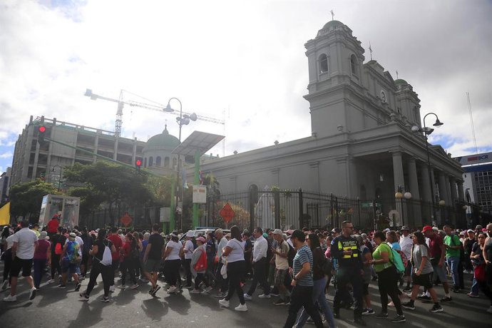 Archivo - Arquivo - 7 de janeiro de 2023, San José, Costa Rica: Peregrinação com o Santo Cristo de Esquipulas da Catedral Metropolitana à paróquia de Alajuelita, passando pela comunidade de Cristo Rey com o Padre Sergio e os colaboradores das Obras del Es