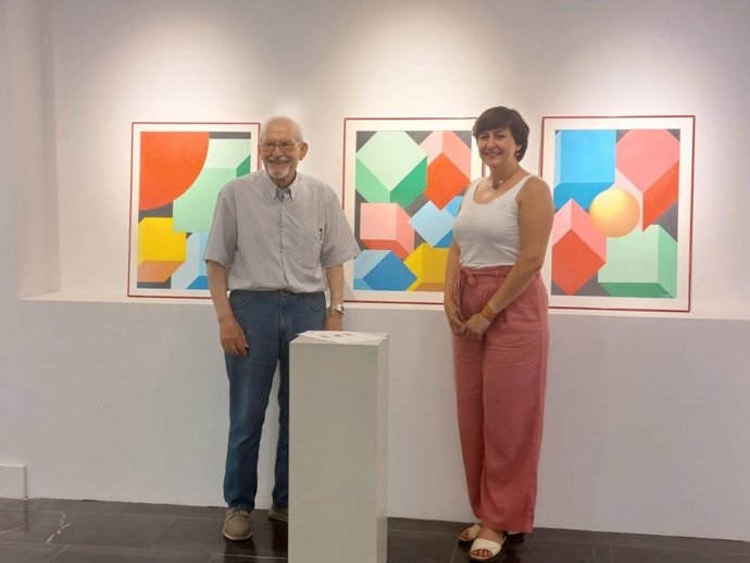 El artista Fernando Querol entrega sus obras a la directora general de Educación Ambiental, Raquel Giménez.