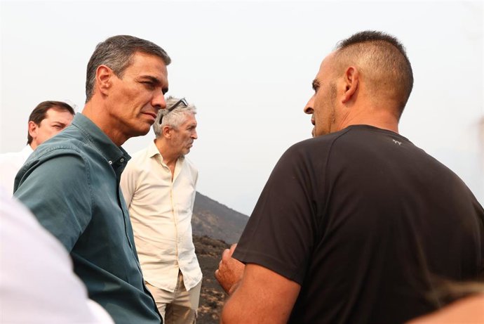 El presidente del Gobierno, Pedro Sánchez (i), durante su visita a las zonas afectadas por los incendios forestales, a 17 de agosto de 2025, en Villablino, León, Castilla y León (España). 