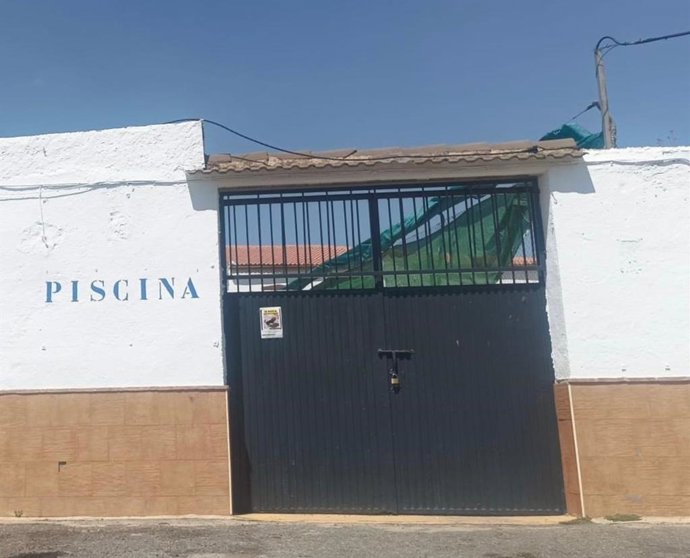 Acceso a la piscina municipal de Iznalloz (Granada).