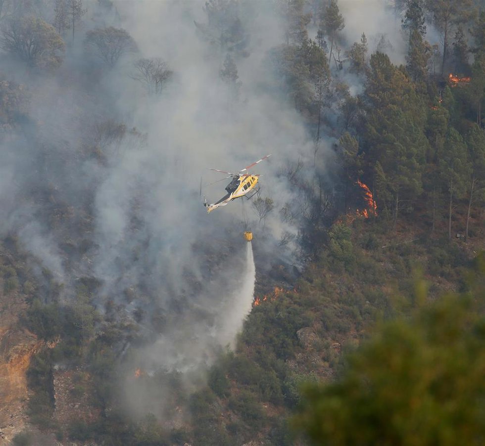 Helicóptero bombardero trabaja para extinguir el fuego, a 17 de agosto de 2025, en Quiroga, Lugo, Galicia (España).