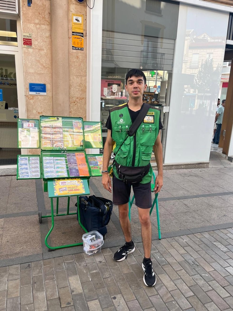 El vendedor de la ONCE Miguel Vigara Guijarro reparte 400.000 euros en Alcázar de San Juan.