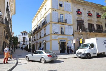 Archivo - Tráfico rodado accediendo a Tornería tras las obras.
