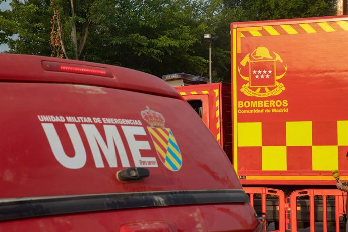 Um caminhão da Unidad Militar de Emergencias (UME) no Centro de Controle, em 12 de agosto de 2025, em Tres Cantos, Madri (Espanha). O incêndio na vegetação que começou no final da tarde de segunda-feira, 11 de agosto, em Tres Cantos, evoluiu para um incên