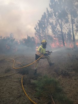 Bombero del Consorcio Provincial Contraincendios de A Coruña, coopera en labores de extinción de incendios en la provincia de Ourense.