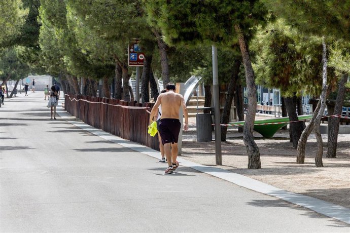 Un hombre sin camiseta paseando en una jornada tórrida 