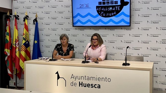 La coordinadora de las bibliotecas de Huesca, Alicia Rey, presenta 'Apasiónate por la Cultura' con la concejal de Cultura, Sonia Latre