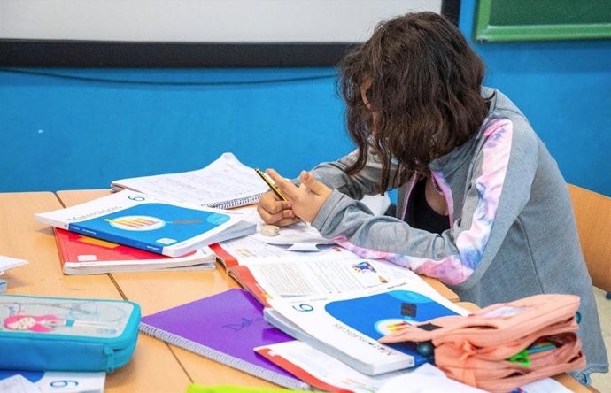 Archivo - Imagen de un alumno andaluz.