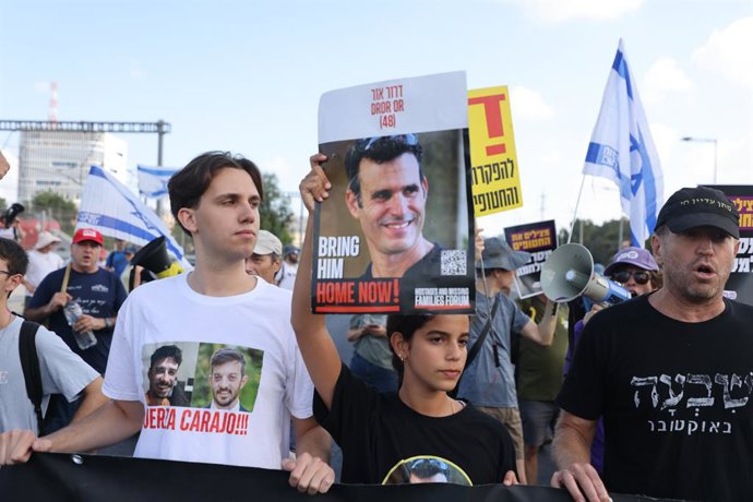 TEL AVIV, 18 de agosto de 2025 -- Pessoas participam de uma manifestação em Tel Aviv, Israel, em 17 de agosto de 2025.   Dezenas de milhares de israelenses fizeram uma manifestação no domingo, exigindo que o primeiro-ministro Benjamin Netanyahu fechasse u