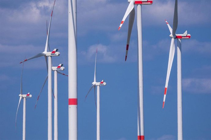 Archivo - Molinos de viento con componentes fabricados por Vestas.