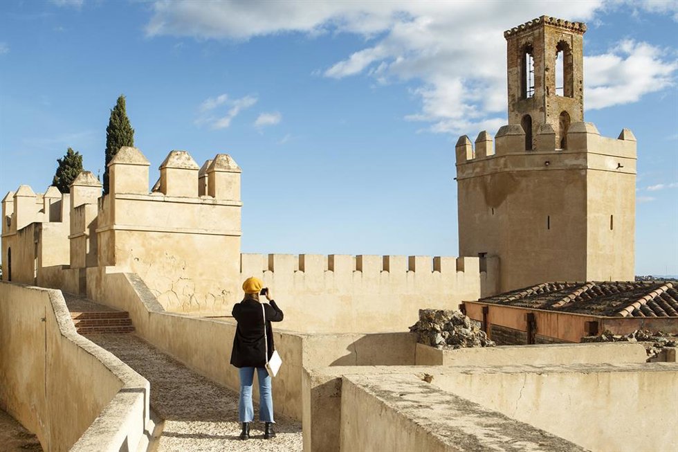 Archivo - Un turista en Badajoz