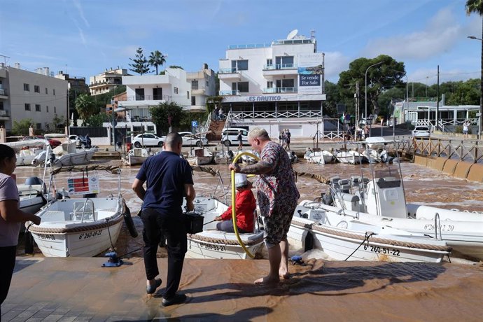 Archivo - Las lluvias provocan el desbordamiento del torrente de Porto Cristo.