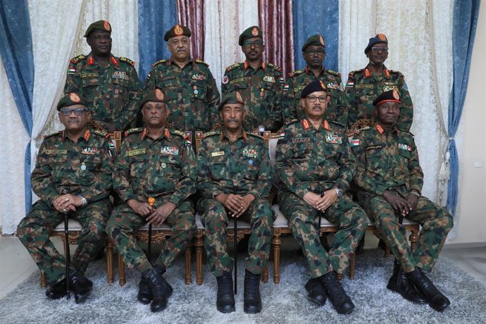 El jefe del Ejército de Sudán y presidente del Consejo Soberano de Transición, Abdelfatá al Burhan, rodeado de sus ayudantes al mando de las Fuerzas Armadas