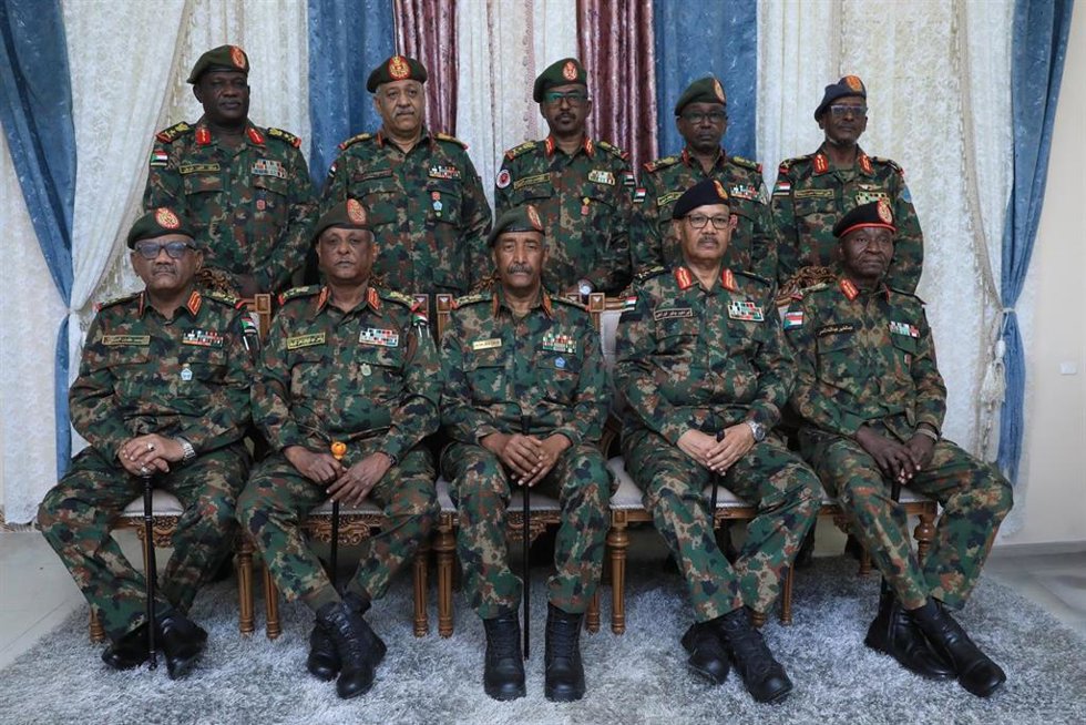 El jefe del Ejército de Sudán y presidente del Consejo Soberano de Transición, Abdelfatá al Burhan, rodeado de sus ayudantes al mando de las Fuerzas Armadas