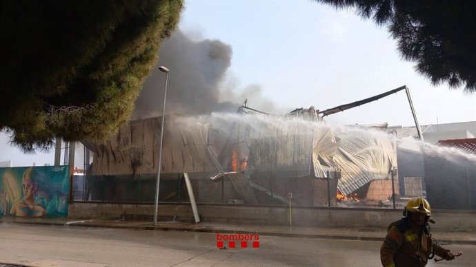 Incendio en una nave industrial en Lliçà de Vall (Barcelona)