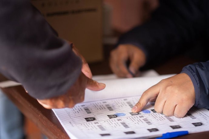 17 de agosto de 2025, Bolívia, La Paz: Um eleitor deixa sua impressão digital como prova de que votou durante as eleições gerais bolivianas de 2025. Foto: Radoslaw Czajkowski/