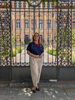 La senadora del PSOE por Córdoba, María Ángeles Luna, ante el Rectorado de la Universidad de Córdoba.