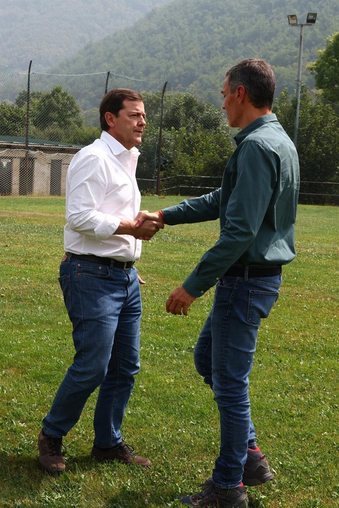 El presidente del Gobierno, Pedro Sánchez (d), y el presidente de la Junta de Castilla y León, Alfonso Fernández Mañueco (i), durante su visita a las zonas afectadas por los incendios forestalesen Villablino.