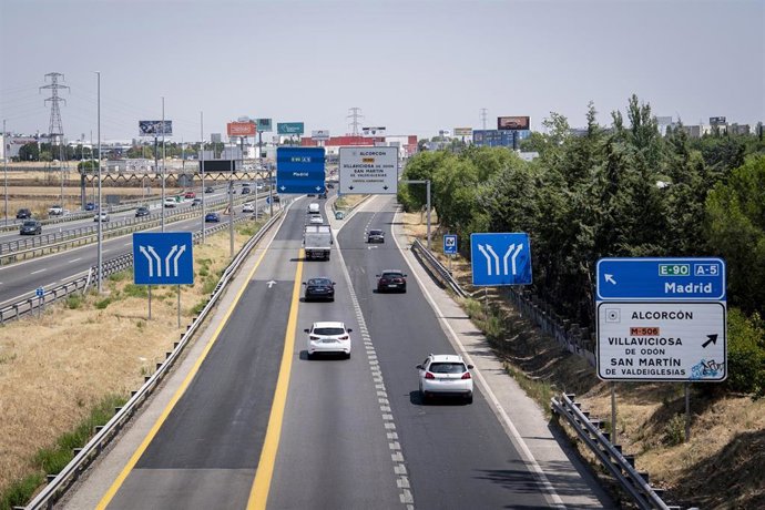 Varios vehículos en la A5 a su paso por Alcorcón.