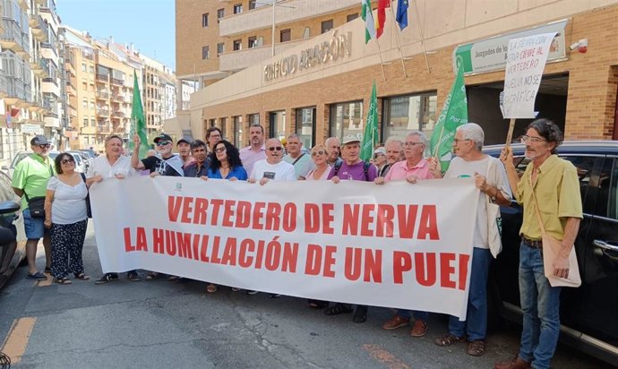 Archivo - Protesta de colectivos y políticos de Nerva en la puerta del Juzgado Contencioso Administrativo de Huelva contra el vertedero el pasado 11 de junio.