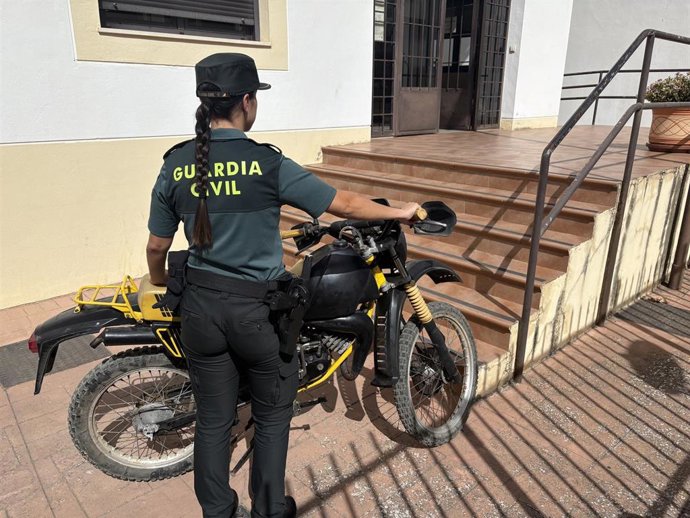 Agente de la Guardia Civil en Pozoblanco con el ciclomotor intervenido.