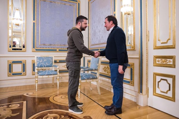 Archivo - El presidente de Ucrania, Volodimir Zelenski, saluda al ministro de Exteriores, José Manuel Albares, durante su visita a Kiev