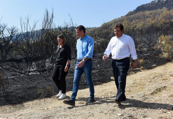 Archivo - Pedro Sánchez, durante su visita al incendio de Casas de Miravete en 2022, acompañado por la entonces delegada del Gobierno en Extremadura, Yolanda García Seco, y el expresidente de la Junta, Guillermo Fernández Vara.