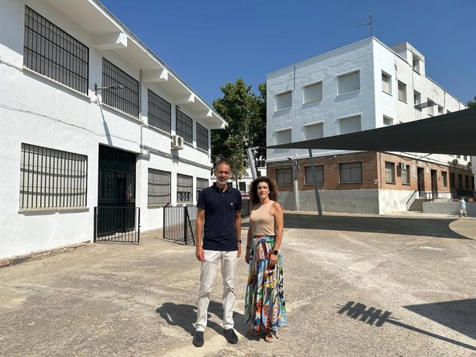Ángel Ortiz E Inma Castaño, en el CEIP Joaquín Tena Artiagas.