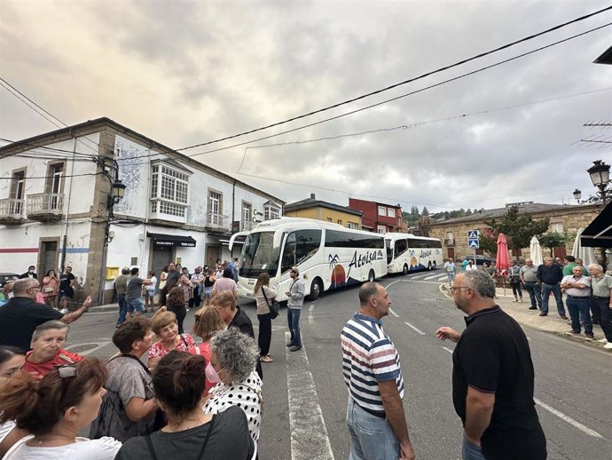 Más de 150 vecinos de Petín se concentran en los jugados en apoyo de un detenido en el marco de la ola de incendios.