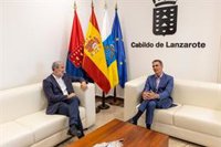 Sánchez traslada el "compromiso" de "seguir trabajando" con Clavijo en la agenda canaria y el "reto" migratorio