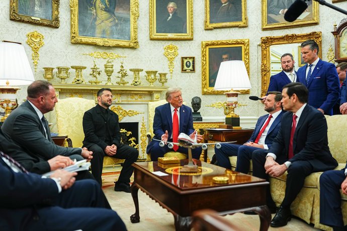 18 August 2025, US, Washington: US President Donald Trump (C) meets with Ukrainian President Volodymyr Zelensky in the Oval Office of the White House, ahead of their meeting with European leaders. Photo: Aaron Schwartz/PA Wire/dpa
