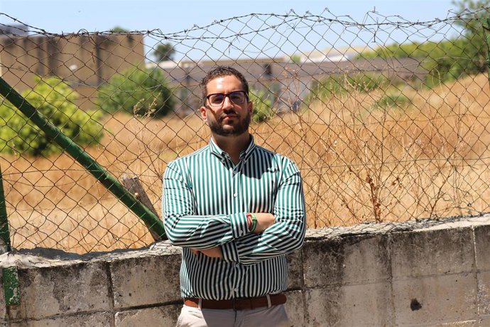 El concejal de Hacemos Córdoba José Carlos Ruiz ante lo que fueron las piscinas de El Fontanar.