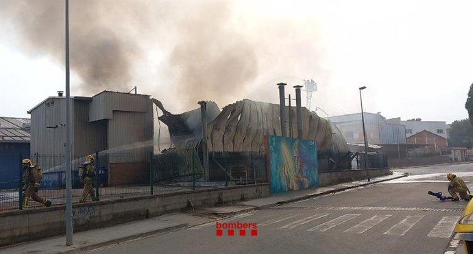 Incendio de una nave industrial en Lliçà de Vall (Barcelona)