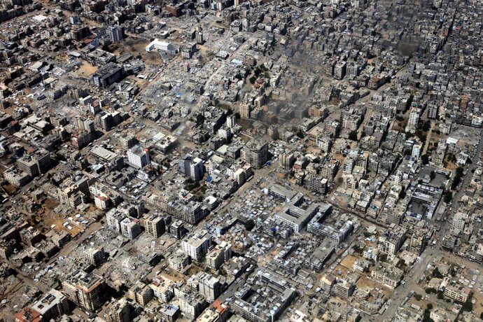 PEQUIM, 18 de agosto de 2025 -- Esta foto tirada de um avião da Força Aérea Real da Jordânia mostra uma vista da Faixa de Gaza em 17 de agosto de 2025. A Jordânia realizou no domingo um novo lançamento aéreo de suprimentos de ajuda humanitária na Faixa de