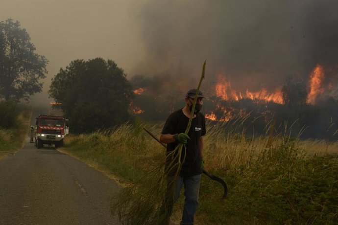 Vizinhos de Vilela enquanto as chamas se aproximam da cidade, em 15 de agosto de 2025, em Vilela, Cualedro, Monterrei, Ourense, Galícia (Espanha). A Galícia ativou mais uma vez o sistema ES-Alert de notificações por telefone celular para atuar como um sis