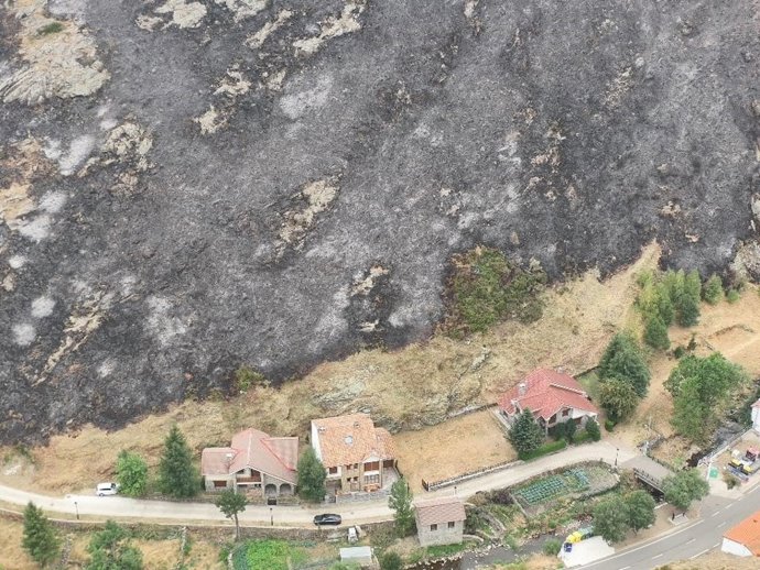 Fuego detenido en una ‘faja’, desbroce del terreno, realizado por bomberos forestales de Cantabria en Llánaves de la Reina