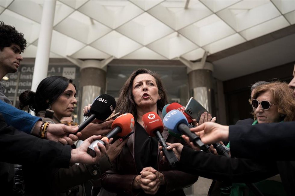 Archivo - La coordinadora nacional jurídica de VOX, Marta Castro, atiende a los medios de comunicación por el caso Begoña Gómez, en los Juzgados de Plaza de Castilla, a 14 de mayo de 2025, en Madrid (España).