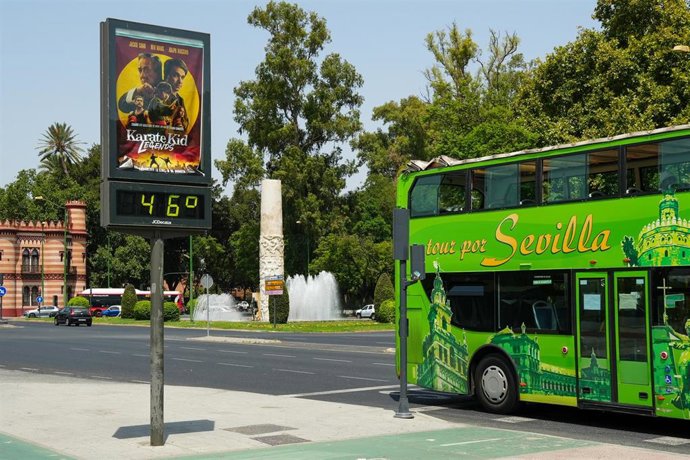 Autobús turístico por las calles de Sevilla en plena ola de calor. Imagen de archivo.