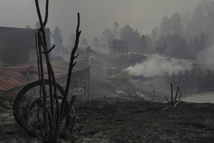 Empresa Autoneum, en el polígono industrial del municipio de  A Rúa, muy afectada por el incendio inicado hace dos días en el municipio de Larouco.